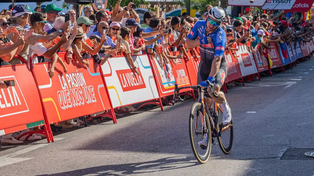 Verpasste den dritten Sprint-Erfolg: Kaden Groves. - Bild: Marc Asensio Clupes/ZUMA Press Wire/dpa