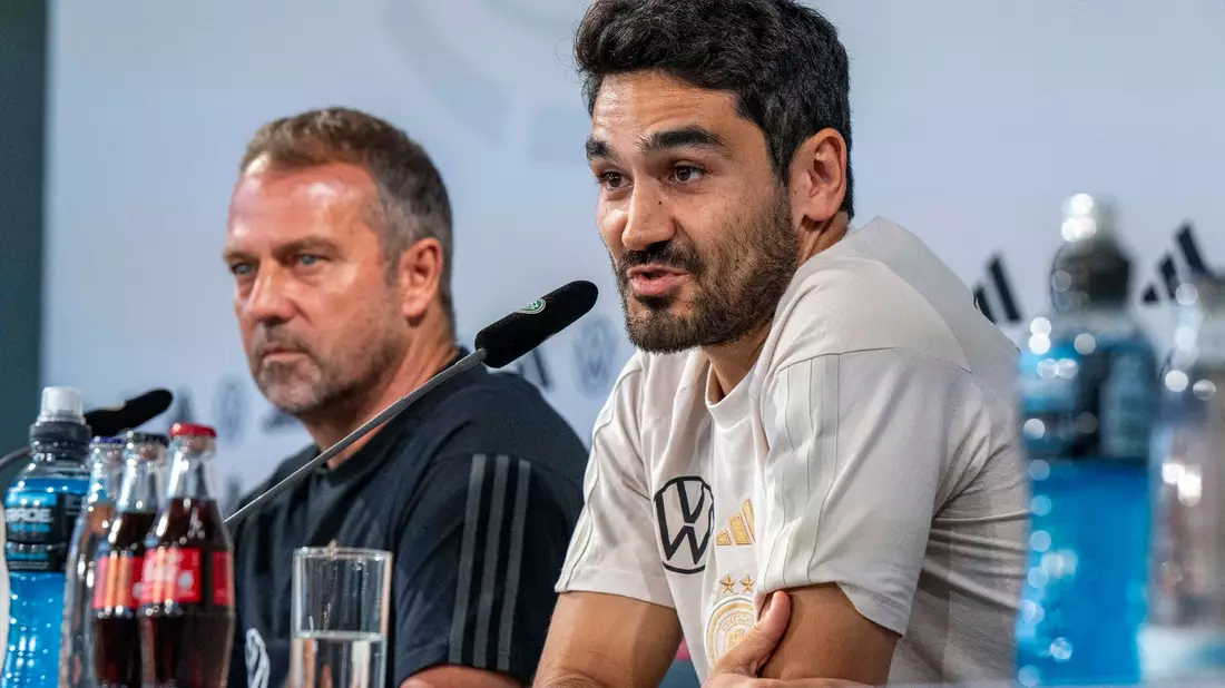 Bundestrainer Hansi Flick (l) ernennt Ilkay Gündogan zum Kapitän gegen Japan. - Bild: David Inderlied/dpa