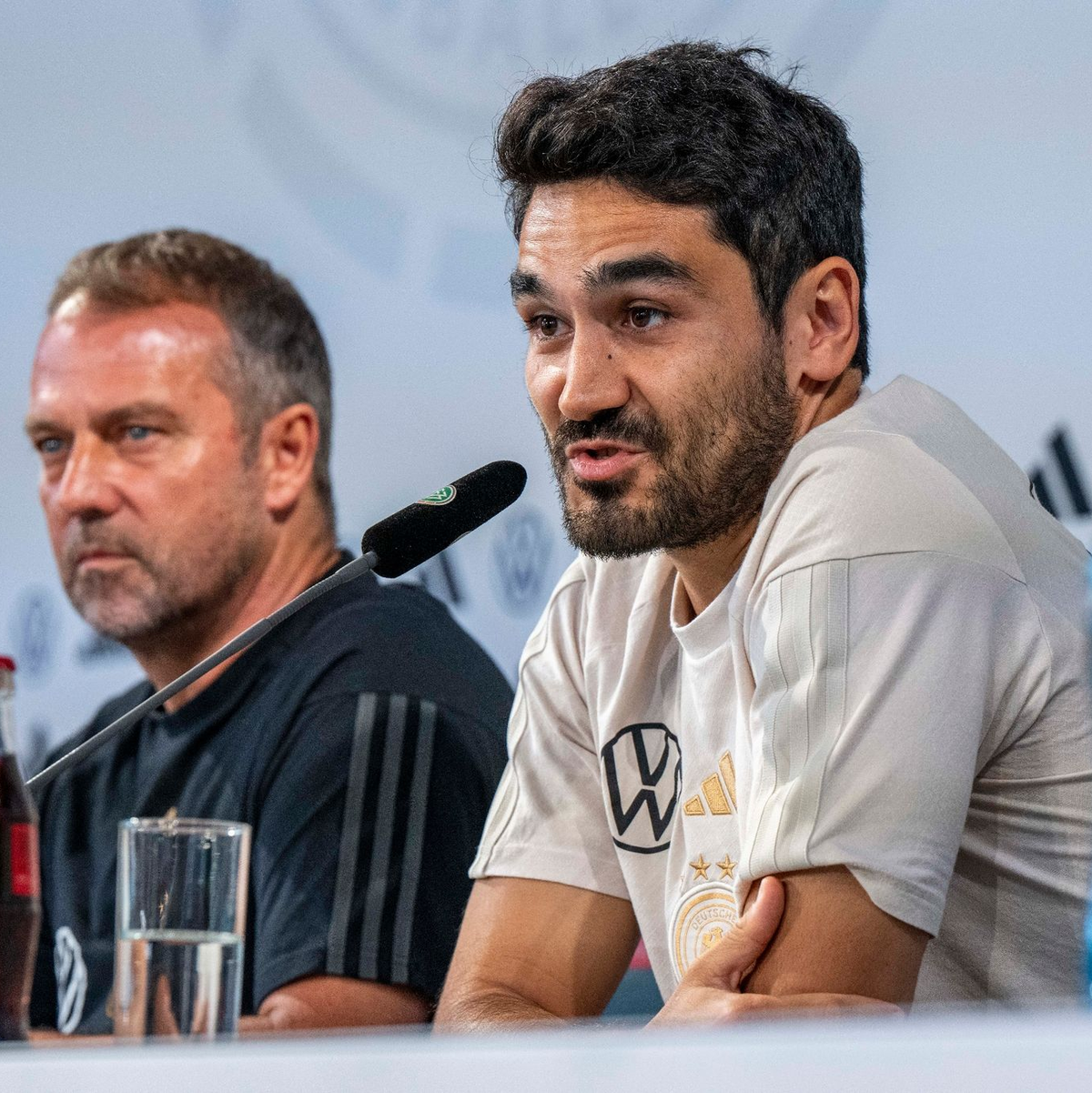 Bundestrainer Hansi Flick (l) ernennt Ilkay Gündogan zum Kapitän gegen Japan. - Foto: David Inderlied/dpa