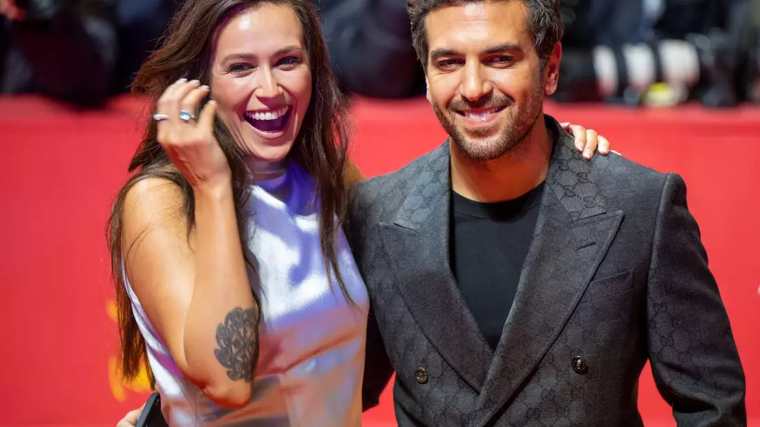 Elyas M'Barek und Jessica Riso genießen das Leben in New York. - Bild: Monika Skolimowska/dpa