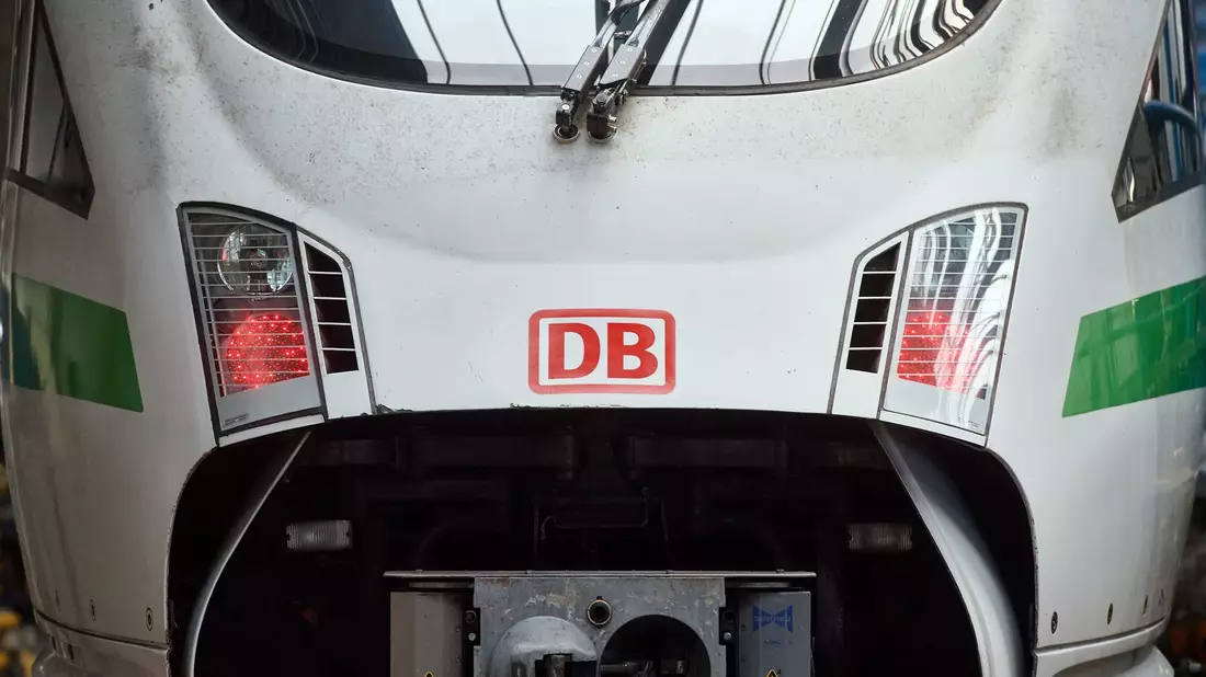 Das Logo der Deutschen Bahn ist auf einem ICE zu sehen. - Bild: Bernd Thissen/dpa/Symbolbild