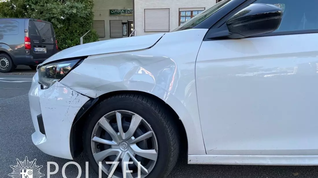 POL-MK: Unfallflucht: Wer sah den gelben Schlepper mit weißem Auto? - Bild: presseportal.de