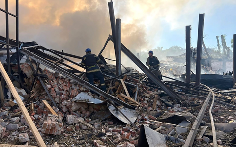 Krywyj Rih, die südostukrainische Heimatstadt von Präsident Wolodymyr Selenskyj, ist regelmäßig Ziel russischer Raketen. (Archivbild) - Foto: Uncredited/Ukrainian Emergency Service/AP/dpa Krywyj Rih, die südostukrainische Heimatstadt von Präsident Wolodymyr Selenskyj, ist regelmäßig Ziel russischer Raketen. (Archivbild) - Foto: Uncredited/Ukrainian Emergency Service/AP/dpa