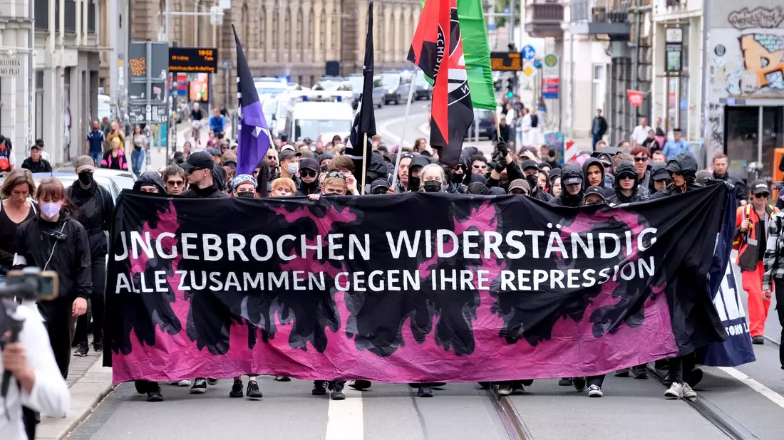 Nach dem «Tag X» in Leipzig gibt es Hunderte Ermittlungsverfahren - unter anderem gegen Jugendliche. - Bild: Sebastian Willnow/dpa