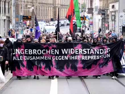 Nach dem «Tag X» in Leipzig gibt es Hunderte Ermittlungsverfahren - unter anderem gegen Jugendliche. - Foto: Sebastian Willnow/dpa