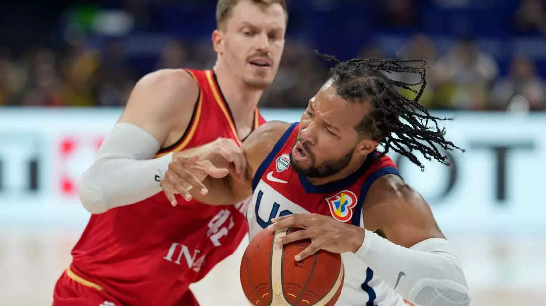 Andreas Obst (l) verteidigt den US-Amerikaner Jalen Brunson. - Bild: Aaron Favila/AP/dpa