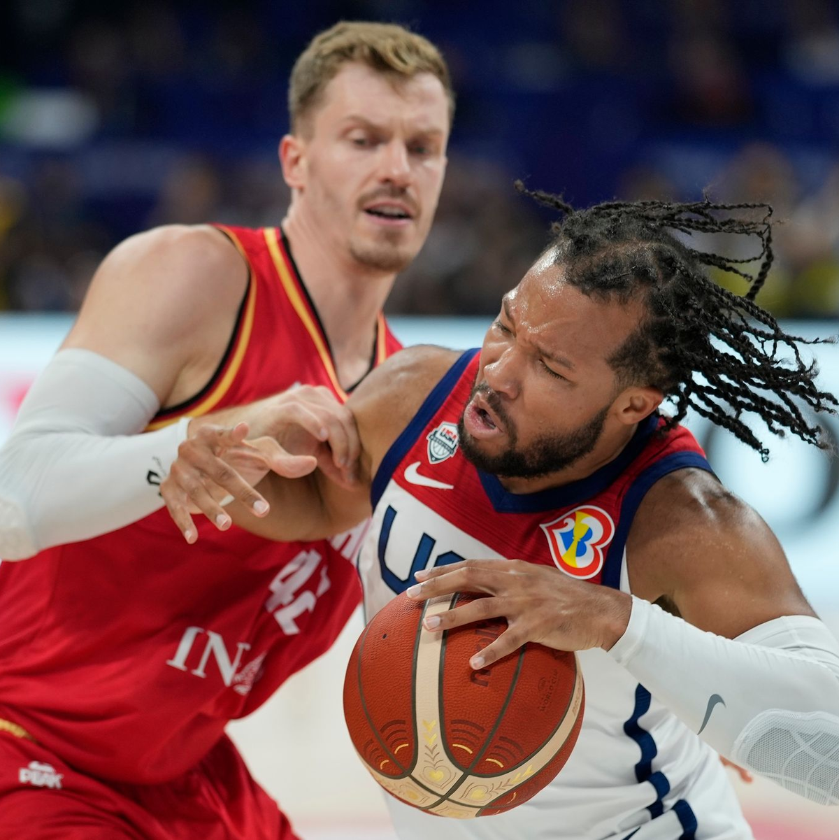 Andreas Obst (l) verteidigt den US-Amerikaner Jalen Brunson. - Foto: Aaron Favila/AP/dpa