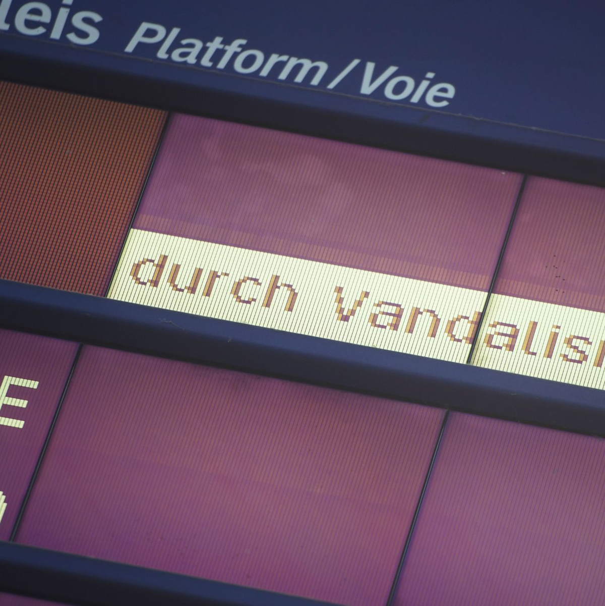 Der Zugverkehr der Deutschen Bahn zwischen Hamburg und Berlin dürfte laut einer Unternehmenssprecherin aufgrund mehrerer mutmaßlicher Brandanschläge noch bis zum Samstag gestört sein. - Foto: Gregor Fischer/dpa