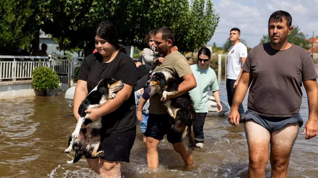Soldaten ziehen im überschwemmten Dorf Palamas nahe der Stadt Karditsa ein Schlauchboot mit Evakuierten. - Bild: Yorgos Karahalis/dpa