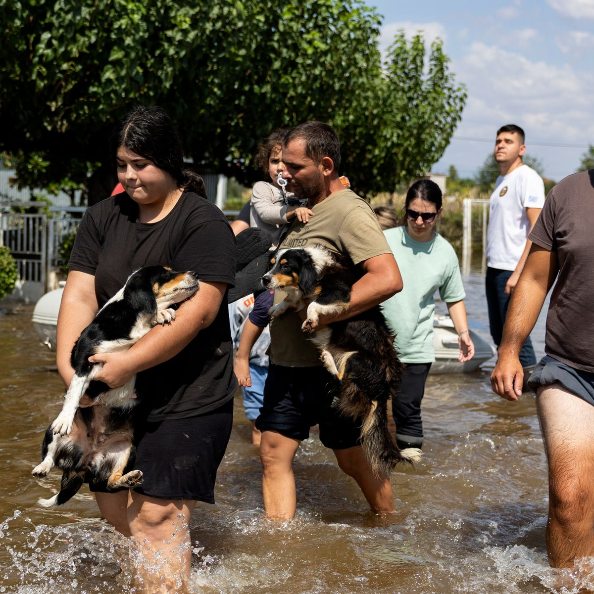 Soldaten ziehen im überschwemmten Dorf Palamas nahe der Stadt Karditsa ein Schlauchboot mit Evakuierten. - Foto: Yorgos Karahalis/dpa