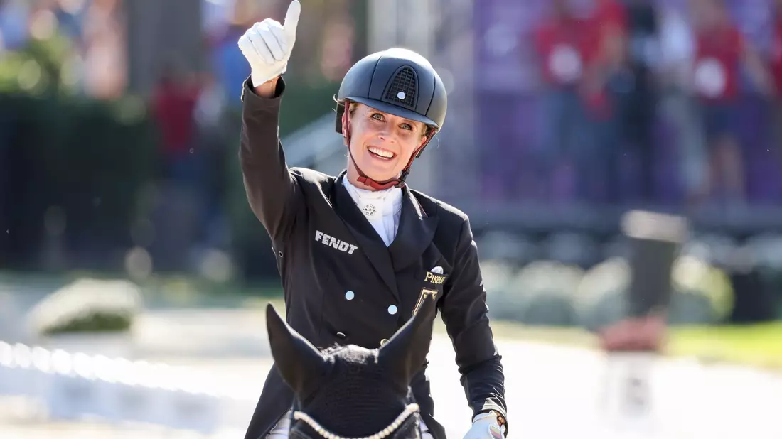 Jessica von Bredow-Werndl sicherte sich mit Dalera erneut Gold. - Bild: Friso Gentsch/dpa