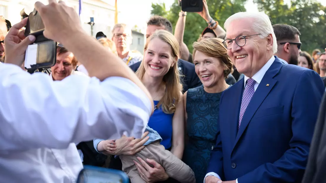 Bundespräsident Frank-Walter Steinmeier und seine Frau Elke Büdenbender lassen sich beim Bürgerfest mit Gästen fotografieren. - Bild: Bernd von Jutrczenka/dpa