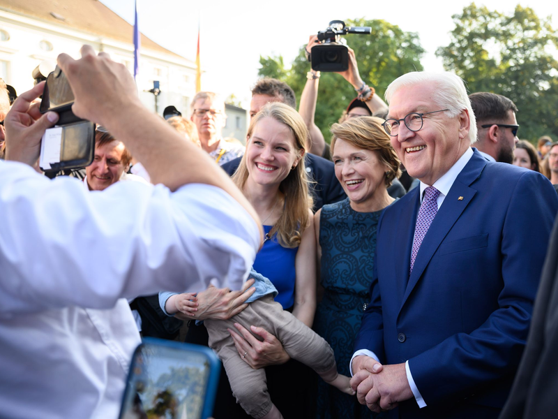 Bundespräsident Frank-Walter Steinmeier und seine Frau Elke Büdenbender lassen sich beim Bürgerfest mit Gästen fotografieren. - Foto: Bernd von Jutrczenka/dpa