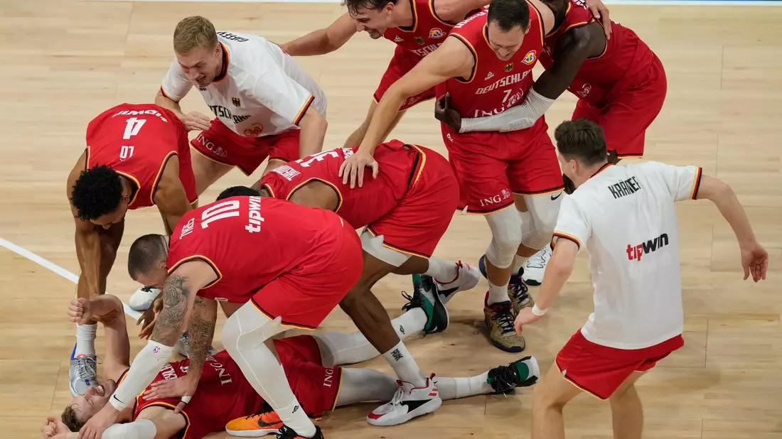 Die deutschen Basketballer stehen erstmals im WM-Finale. - Bild: Aaron Favila/AP/dpa