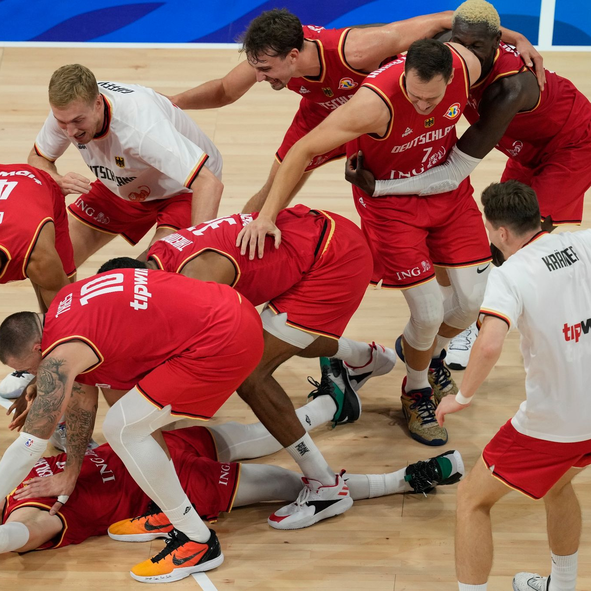 Die deutschen Basketballer stehen erstmals im WM-Finale. - Foto: Aaron Favila/AP/dpa