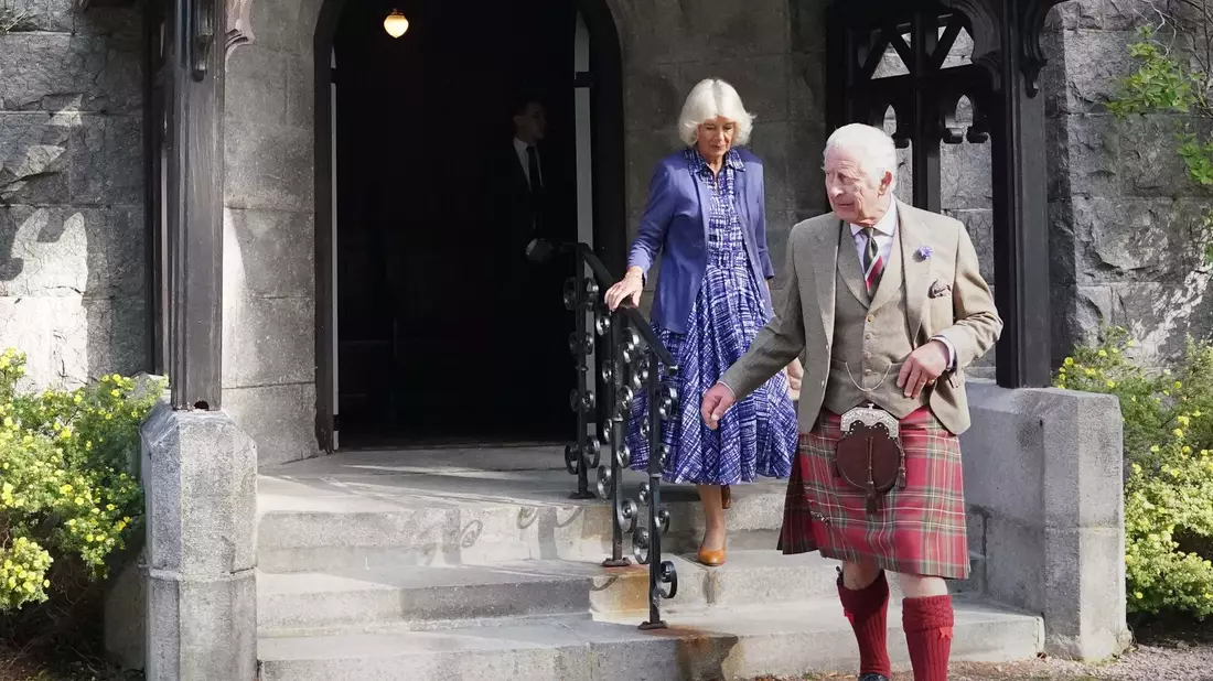 König Charles III. und Königin Camilla verlassen die Kirche Crathie Kirk in der Nähe von Balmoral. - Bild: Andrew Milligan/PA Wire/dpa