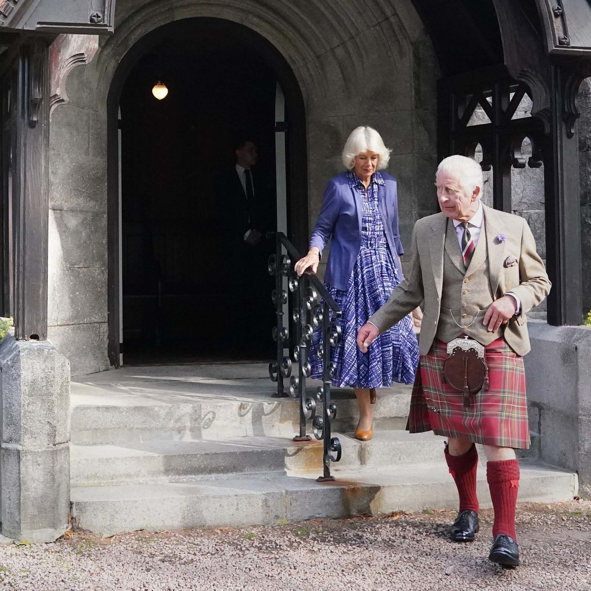 König Charles III. und Königin Camilla verlassen die Kirche Crathie Kirk in der Nähe von Balmoral. - Foto: Andrew Milligan/PA Wire/dpa