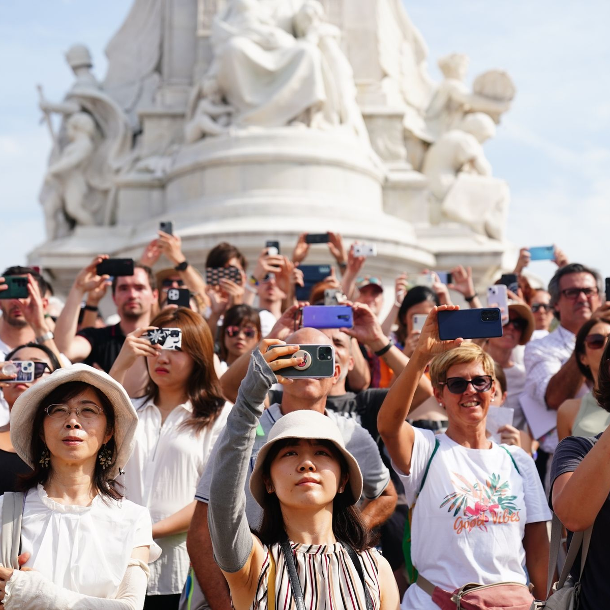Zahlreiche Schaulustige verfolgen den Wachwechsel am Buckingham Palast. - Foto: Victoria Jones/PA Wire/dpa