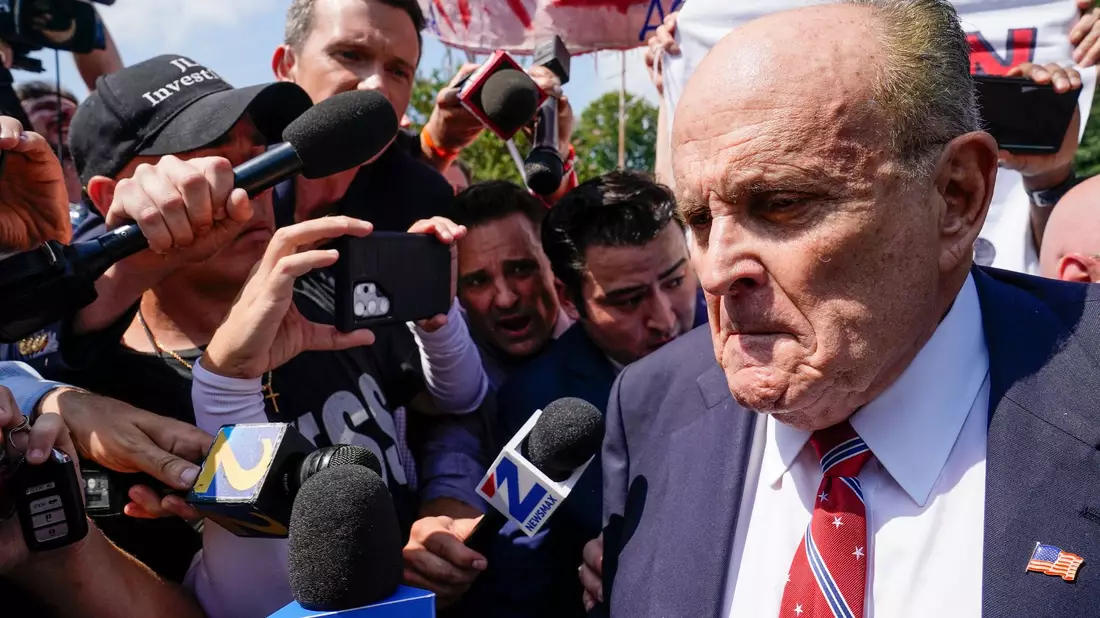 Rudy Giuliani steht im Mittelpunkt mehrerer Verfahren rund um die Präsidentenwahl 2020. - Bild: Brynn Anderson/AP