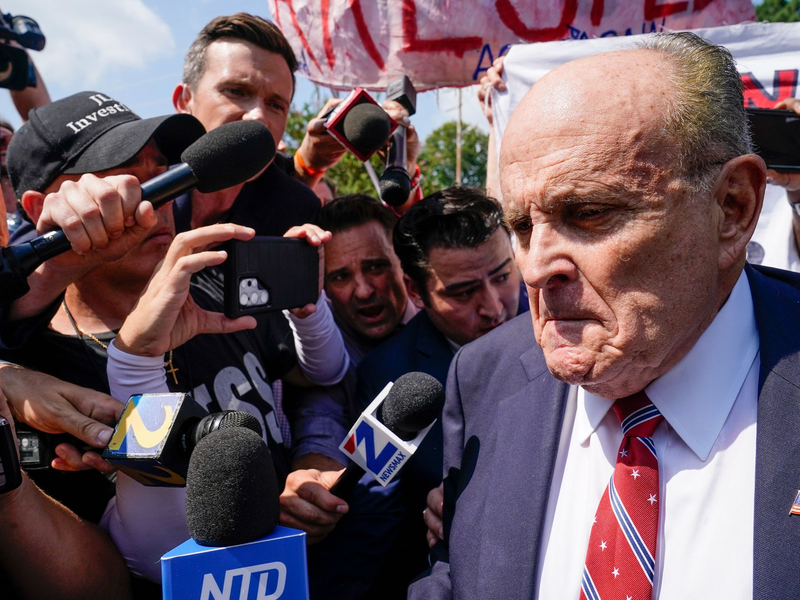Rudy Giuliani steht im Mittelpunkt mehrerer Verfahren rund um die Präsidentenwahl 2020. - Foto: Brynn Anderson/AP
