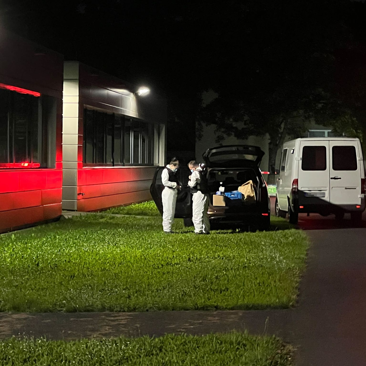 Einsatzkräfte auf dem Gelände eines Schulzentrums. - Foto: Höfig/NEWS5/dpa