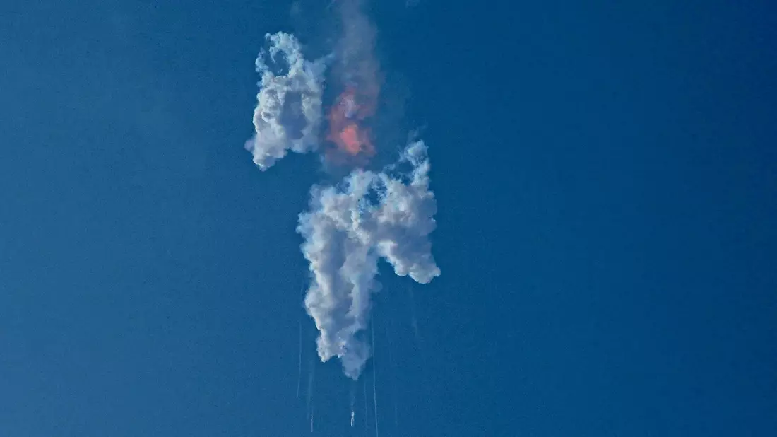 Das Raumschiff «Starship» von SpaceX explodiert und bricht nach dem Start von der Starbase in Boca Chica auseinander. - Bild: Eric Gay/AP/dpa