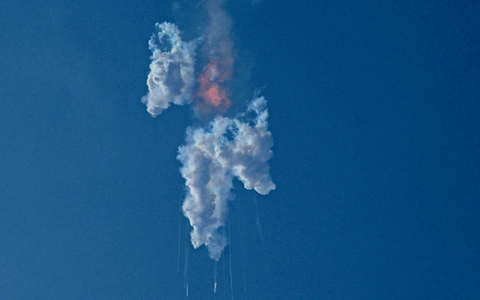 Das Raumschiff «Starship» von SpaceX explodiert und bricht nach dem Start von der Starbase in Boca Chica auseinander. - Foto: Eric Gay/AP/dpa