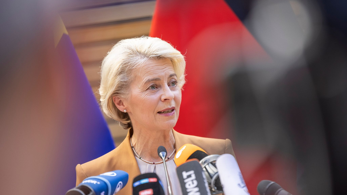 EU-Kommissionspräsidentin Ursula von der Leyen fliegt zu ihren Terminen auch im Linienflugzeug, wie die Brüsseler Behörde betont. - Foto: Thomas Banneyer/dpa