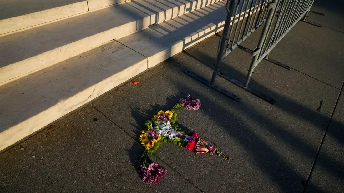 Blumen in Form einer Gebärmutter liegen vor den Stufen des Obersten Gerichtshofs in Washington. - Bild: Jacquelyn Martin/AP