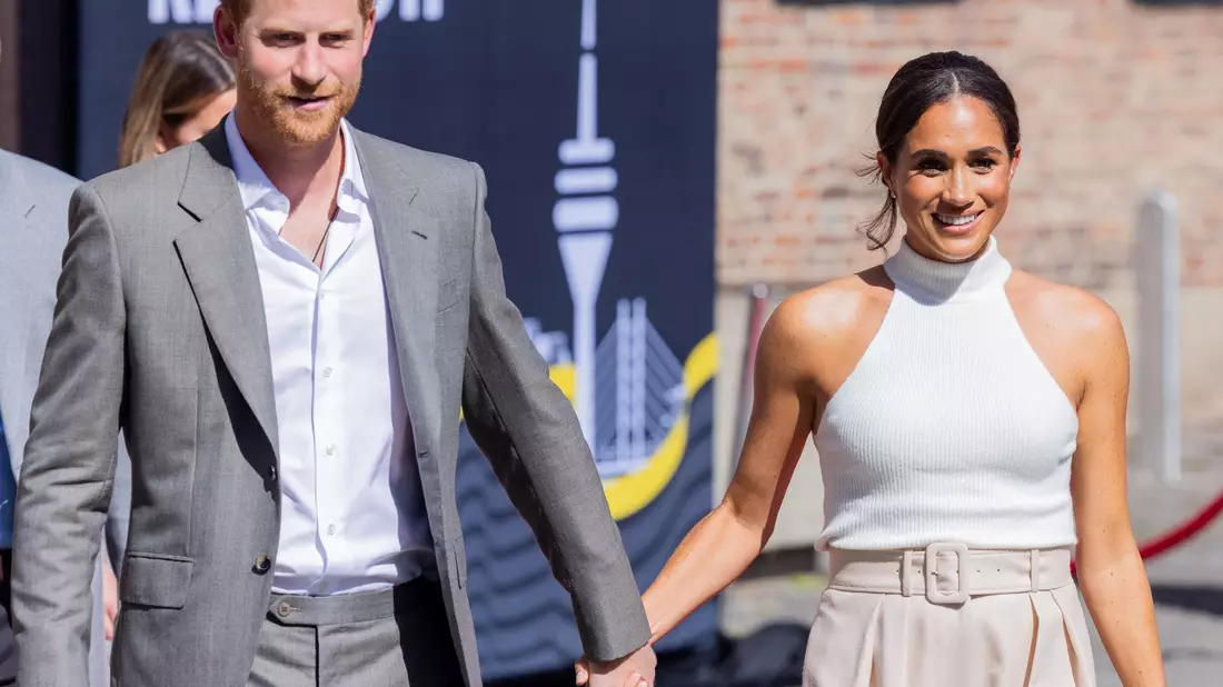 Der britische Prinz Harry, Herzog von Sussex, und seine Frau Meghan in Düsseldorf. - Bild: Rolf Vennenbernd/dpa
