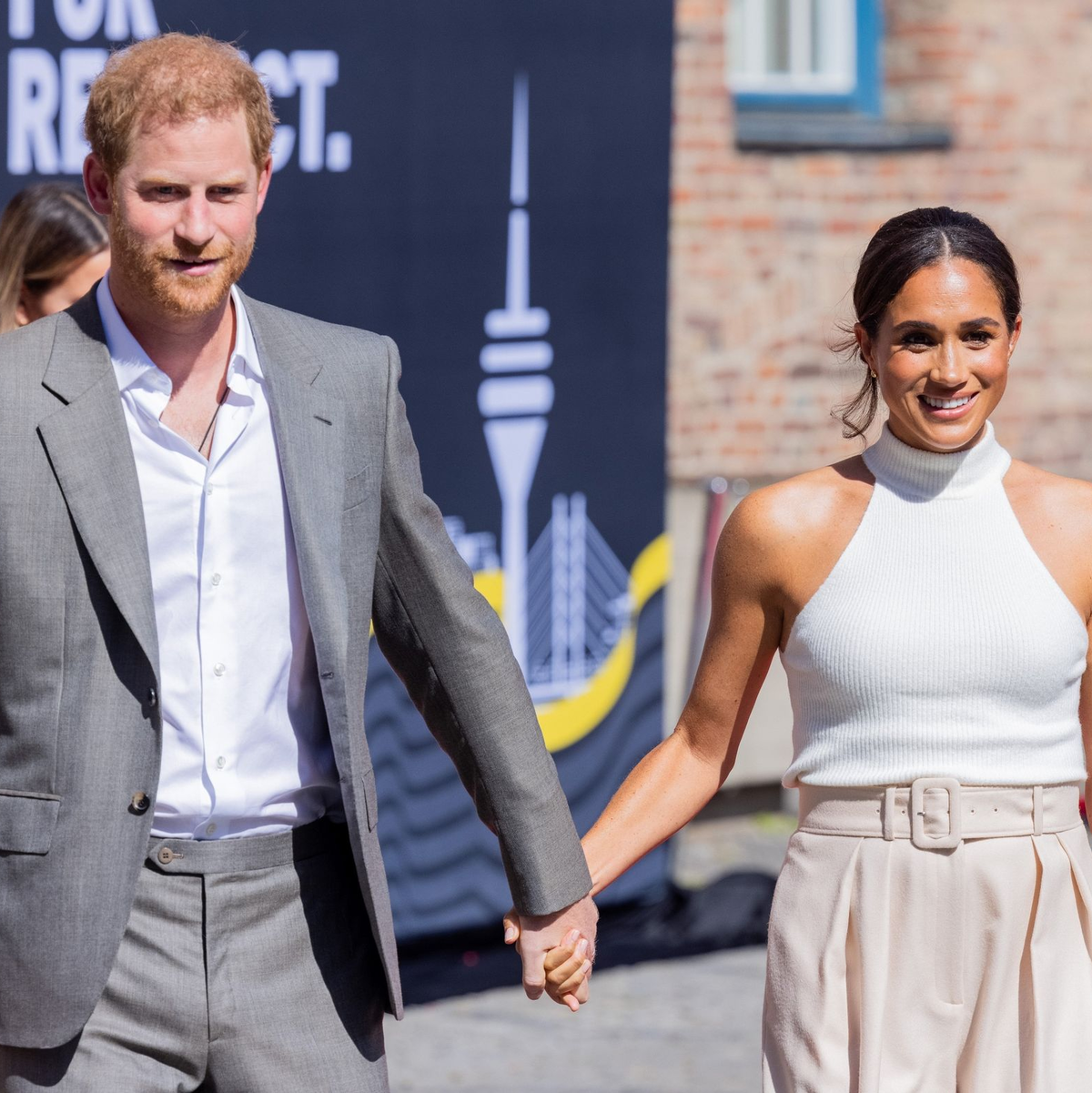 Der britische Prinz Harry, Herzog von Sussex, und seine Frau Meghan in Düsseldorf. - Foto: Rolf Vennenbernd/dpa