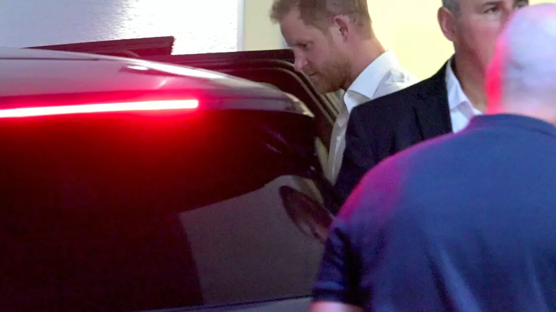 Prinz Harry kommt am Flughafen Düsseldorf an. - Bild: Henning Kaiser/dpa