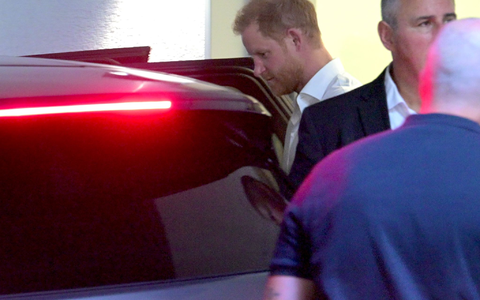 Prinz Harry kommt am Flughafen Düsseldorf an. - Foto: Henning Kaiser/dpa