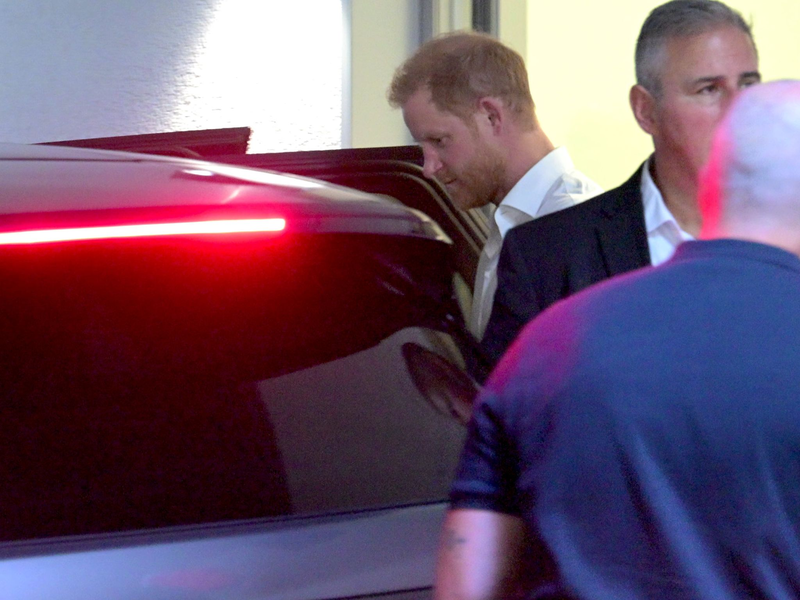 Prinz Harry kommt am Flughafen Düsseldorf an. - Foto: Henning Kaiser/dpa