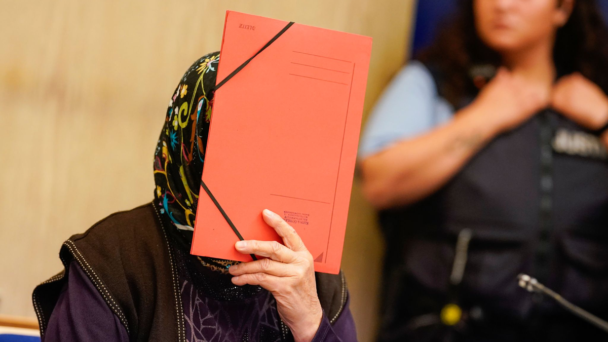 Die Angeklagte verbirgt ihr Gesicht im Verhandlungssaal des Landgerichts Mannheim. - Foto: Uwe Anspach/dpa