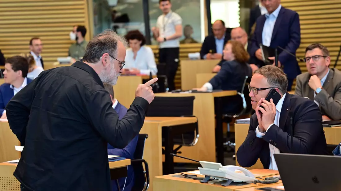 Linken-Fraktionsvorsitzender Steffen Dittes (l) und CDU-Fraktionsvorsitzender Mario Voigt im Plenarsaal des Thüringer Landtags. - Bild: Martin Schutt/dpa