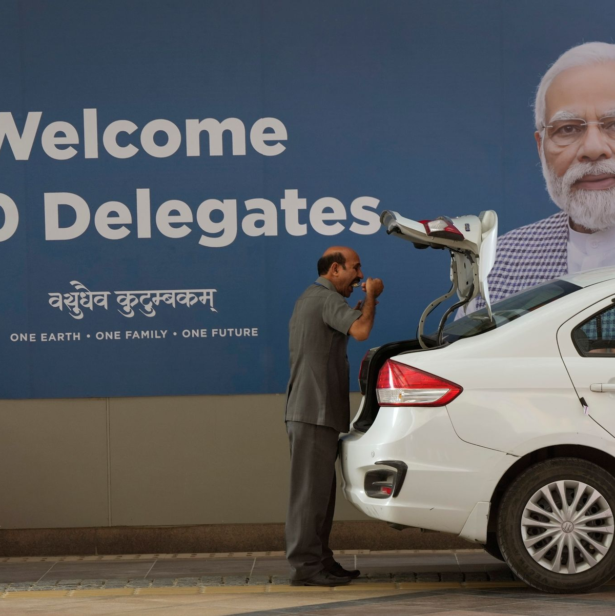 Ein staatlich angestellter Fahrer isst am Hauptveranstaltungsort des G20-Gipfels eine schnelle Mahlzeit. - Foto: Manish Swarup/AP/dpa