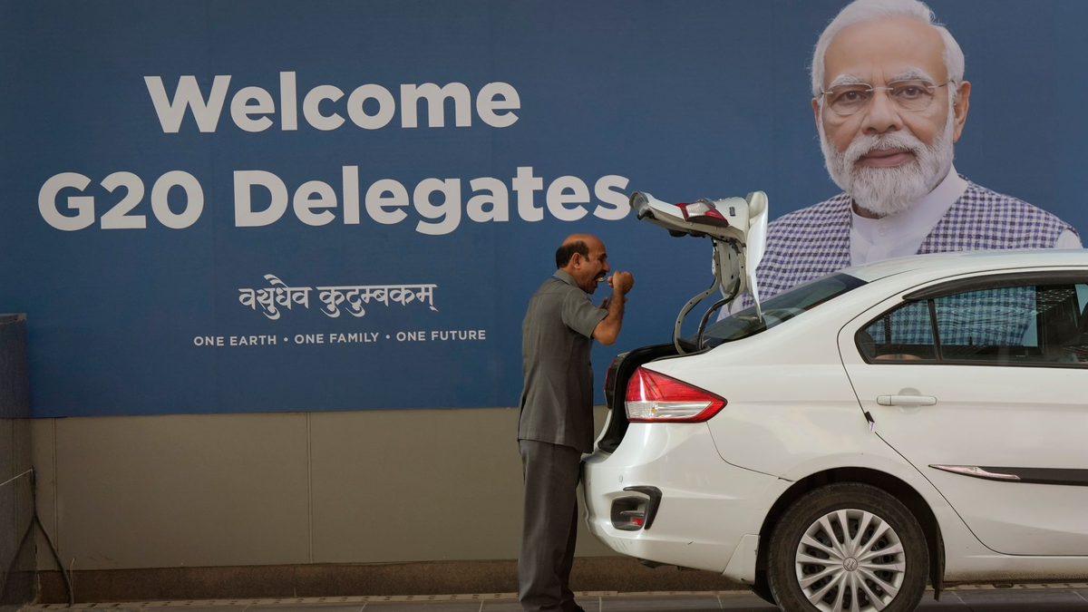 Ein staatlich angestellter Fahrer isst am Hauptveranstaltungsort des G20-Gipfels eine schnelle Mahlzeit. - Foto: Manish Swarup/AP/dpa