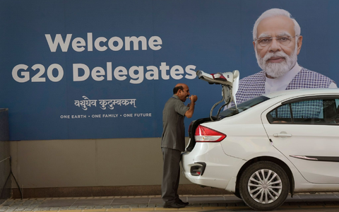 Ein staatlich angestellter Fahrer isst am Hauptveranstaltungsort des G20-Gipfels eine schnelle Mahlzeit. - Foto: Manish Swarup/AP/dpa