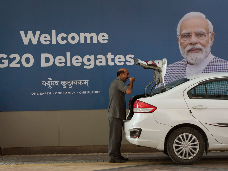 Ein staatlich angestellter Fahrer isst am Hauptveranstaltungsort des G20-Gipfels eine schnelle Mahlzeit. - Foto: Manish Swarup/AP/dpa