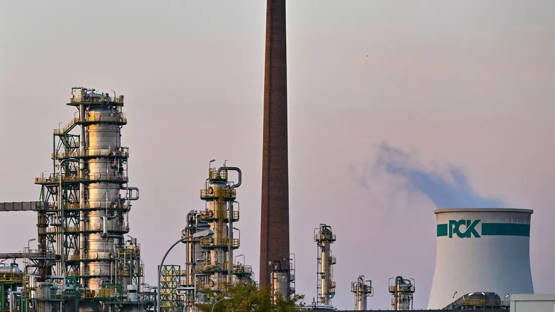 Die Raffinerie in Schwedt in der Uckermark versorgt große Teile des Nordostens Deutschlands mit Treibstoff. - Bild: Patrick Pleul/dpa