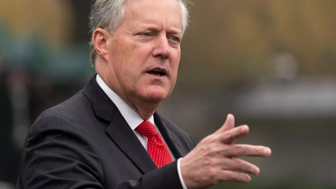 Mark Meadows, damals Stabschef des Weißen Hauses, im Gespräch mit Reportern. - Bild: Alex Brandon/AP