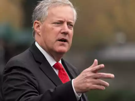 Mark Meadows, damals Stabschef des Weißen Hauses, spricht in Washington mit Reportern. - Foto: Alex Brandon/AP