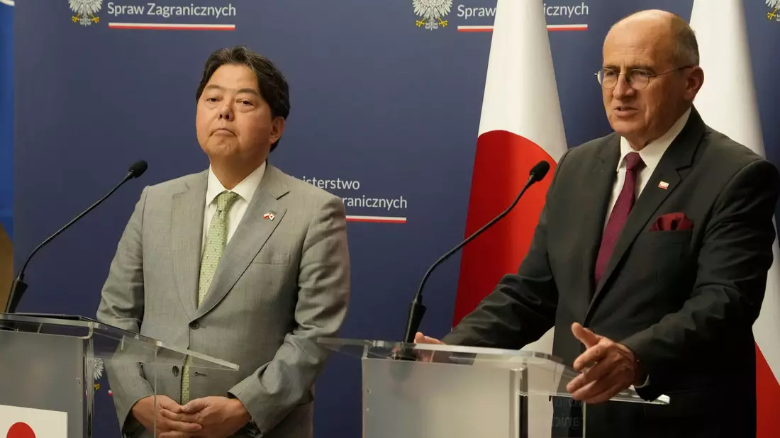 Japans Außenminister Yoshimasa Hayashi (l) gibt vor seinem Überraschungsbesuch in der Ukraine eine Pressekonferenz mit seinem polnischen Amtskollegen Zbigniew Rau in Warschau. - Bild: Czarek Sokolowski/AP/dpa
