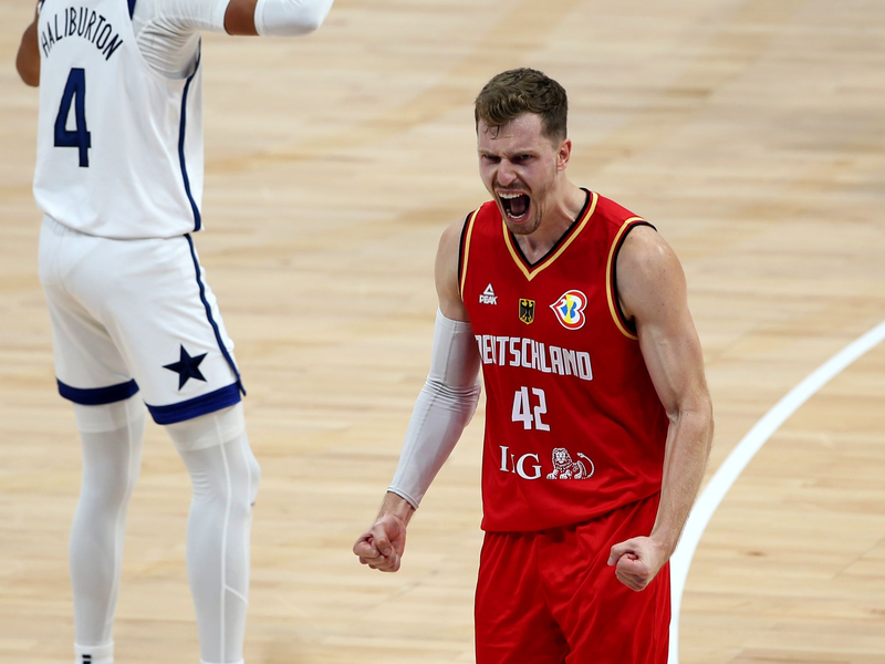 Deutschlands Andreas Obst (M) zeigte beim WM-Spiel gegen die USA eine überragende Leistung. - Foto: Matthias Stickel/dpa