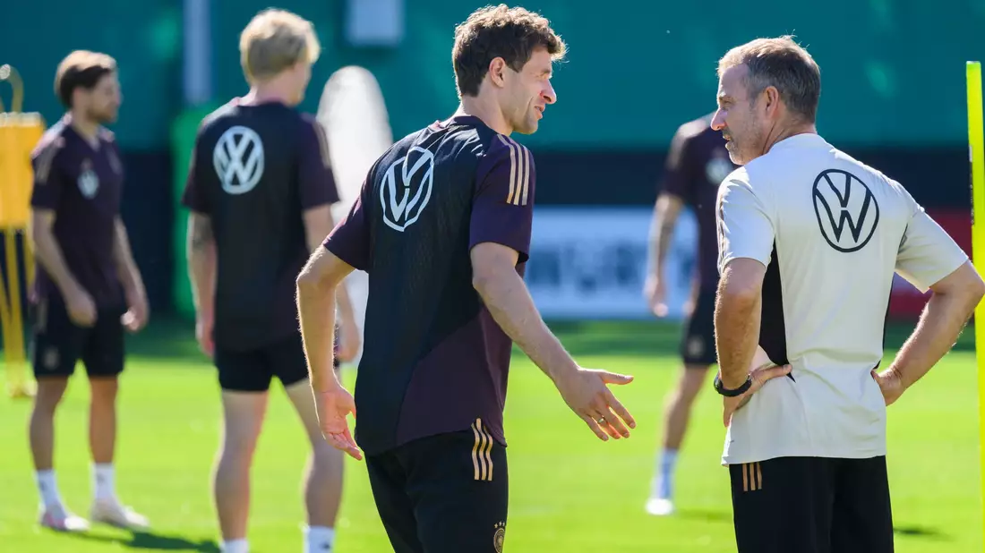 Thomas Müller (l) bekommt von Bundestrainer Hansi Flick viel Lob. - Bild: Julian Stratenschulte/dpa
