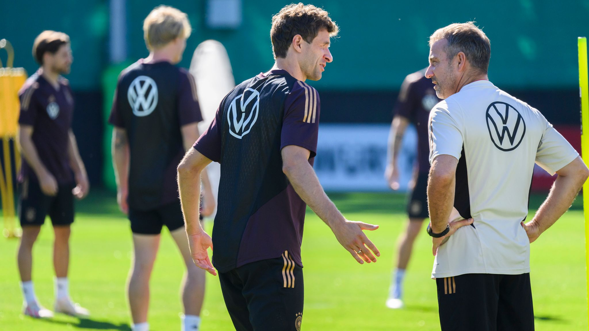 Thomas Müller (l) bekommt von Bundestrainer Hansi Flick viel Lob. - Foto: Julian Stratenschulte/dpa