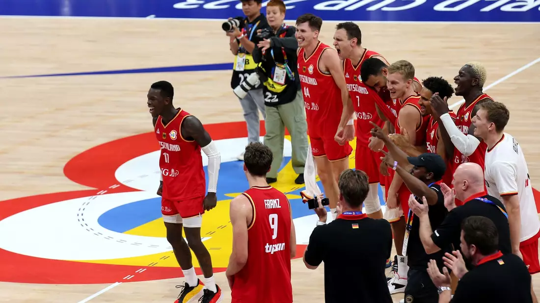 Die deutschen Basketballer begeistern bei der WM. - Bild: Matthias Stickel/dpa