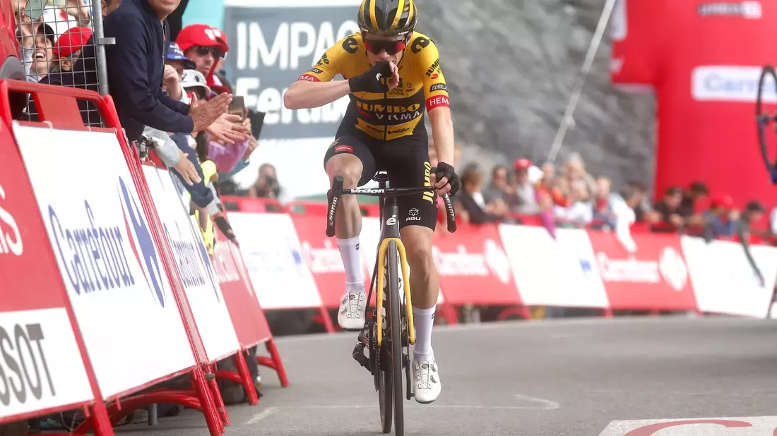 Jonas Vingegaard jubelt über seinen Etappensieg am Tourmalet. - Bild: Pep Dalmau/Belga/dpa
