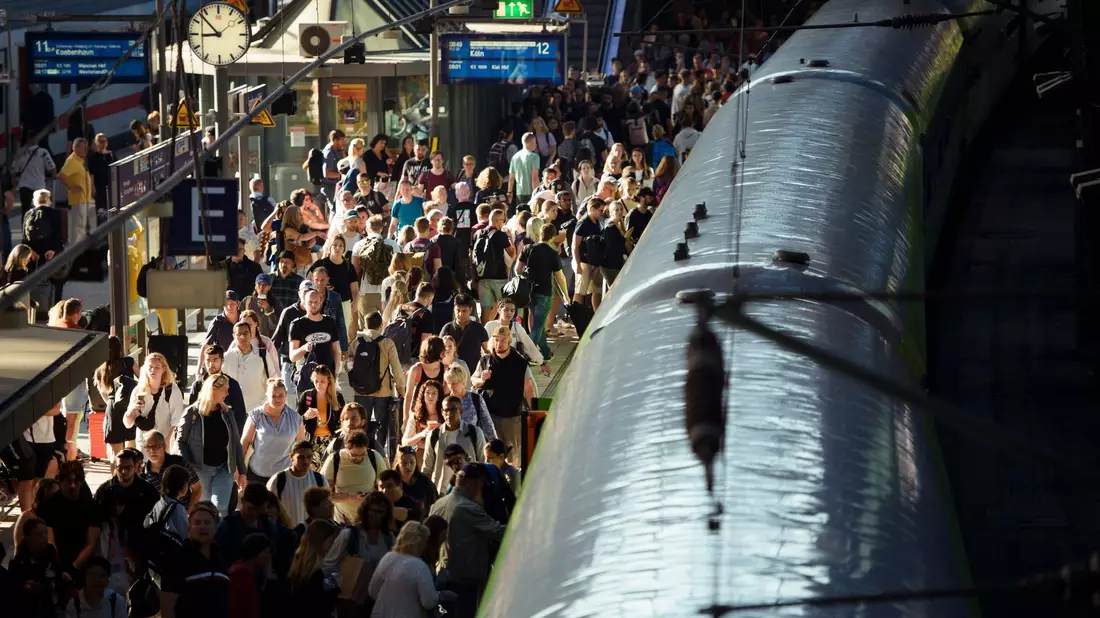 Fahrgäste steigen an einem Fernverkehrsbahnsteig auf dem Hamburger Hauptbahnhof in einen Zug nach Köln ein. - Bild: Gregor Fischer/dpa